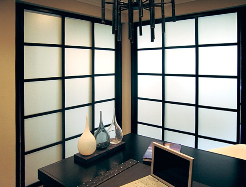 Угловая перегородка в японском стиле с матовым стеклом Лабинск