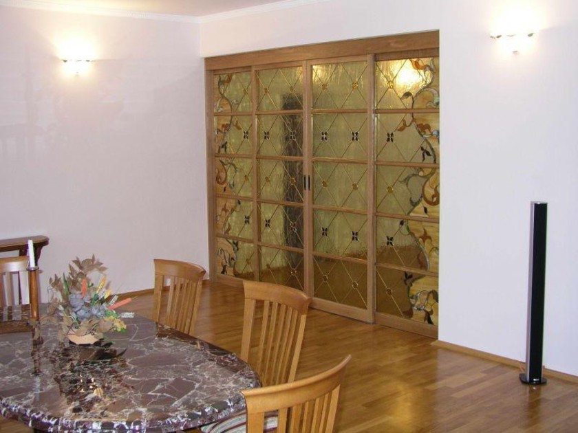 Перегородка для гостиной с цветным стеклом и декоративными вставками Лабинск