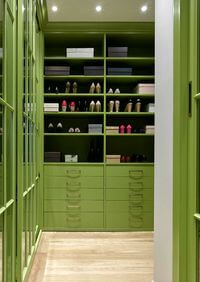 Г-образная гардеробная комната в зеленом цвете Лабинск