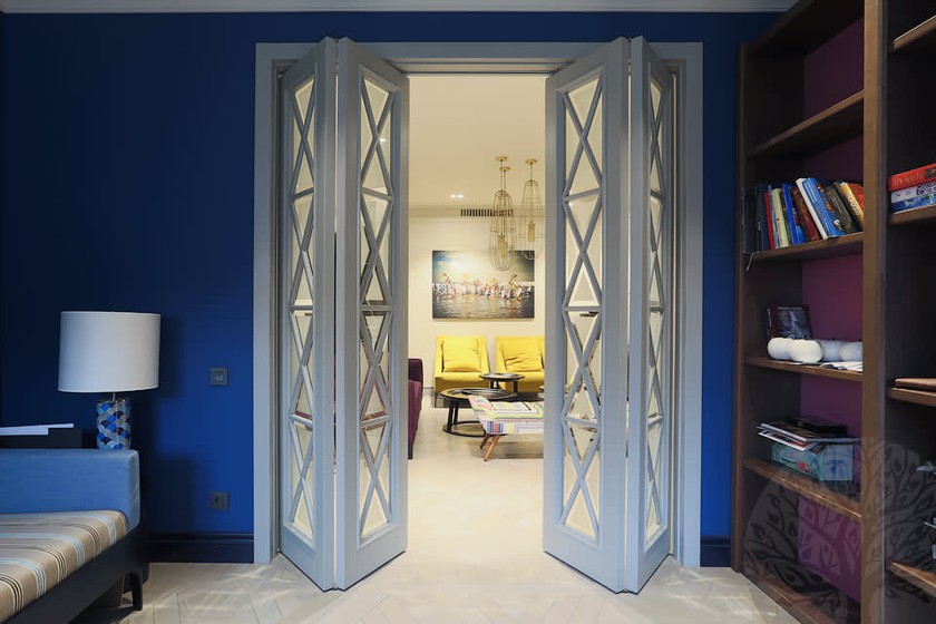 Двери гармошка  для гостиной со стеклами с разделителями Лабинск