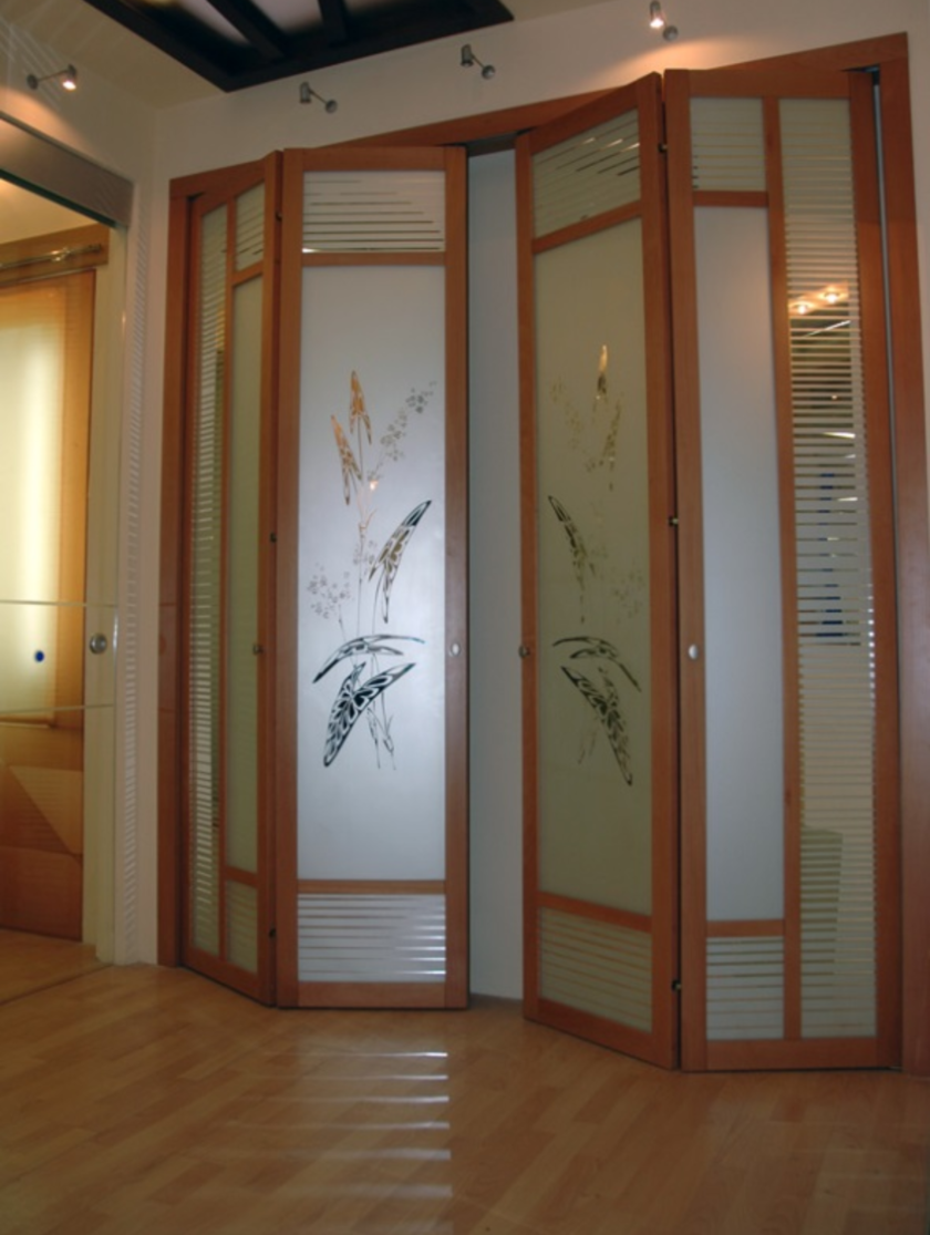 Широкие двери гармошка с матовым стеклом и рисунком Лабинск