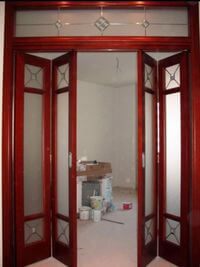 Дверь гармошка с декоративными стеклянными вставками Лабинск