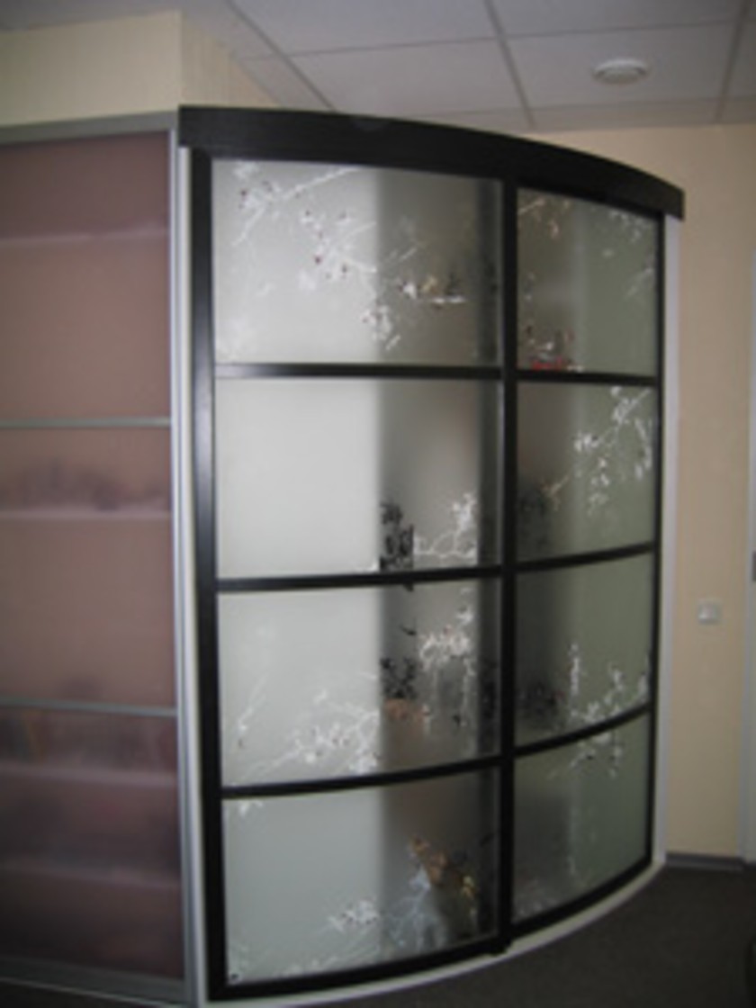 Шкаф купе радиусный с рисунком на стекле Лабинск
